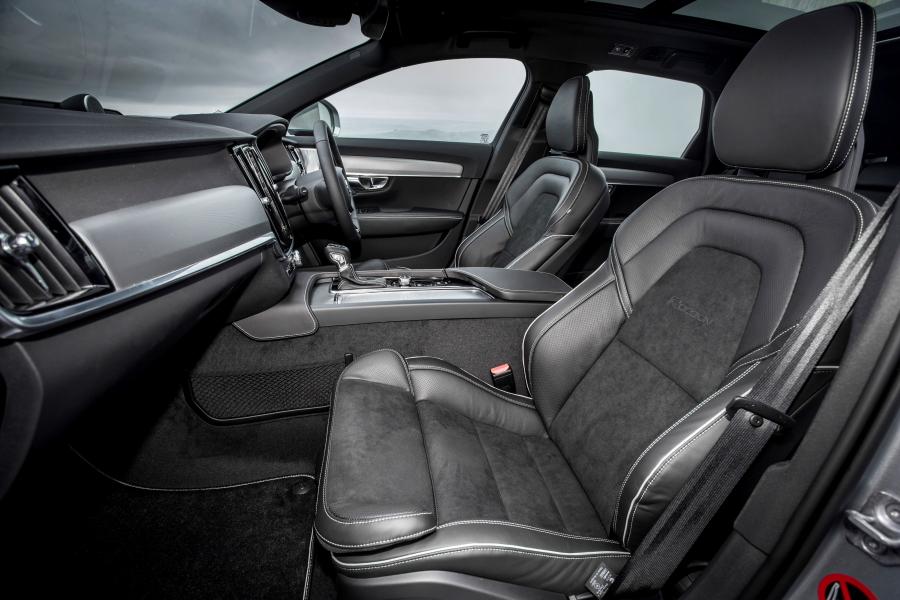 Интерьер Volvo V90 D4 R-Deisgn 2017 года  (UK) (фото 6 из 40)